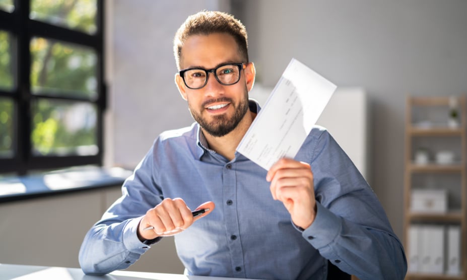 werknemer laat andere hr systemen zien