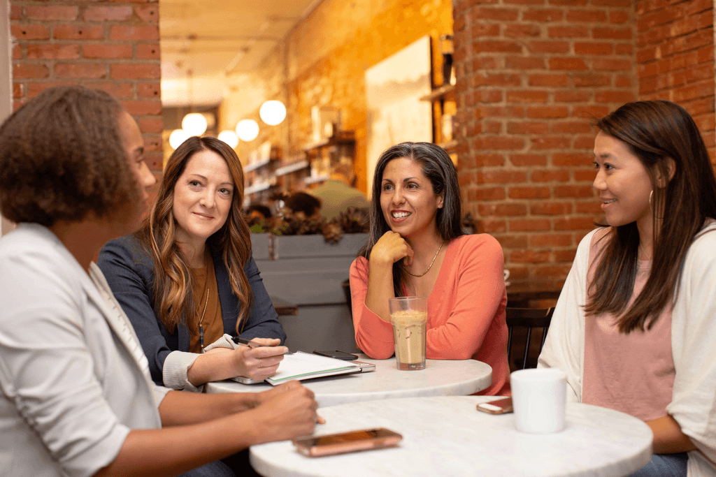 Equipo de recursos humanos explicando los valores de la empresa a un nuevo empleado durante su primer día.