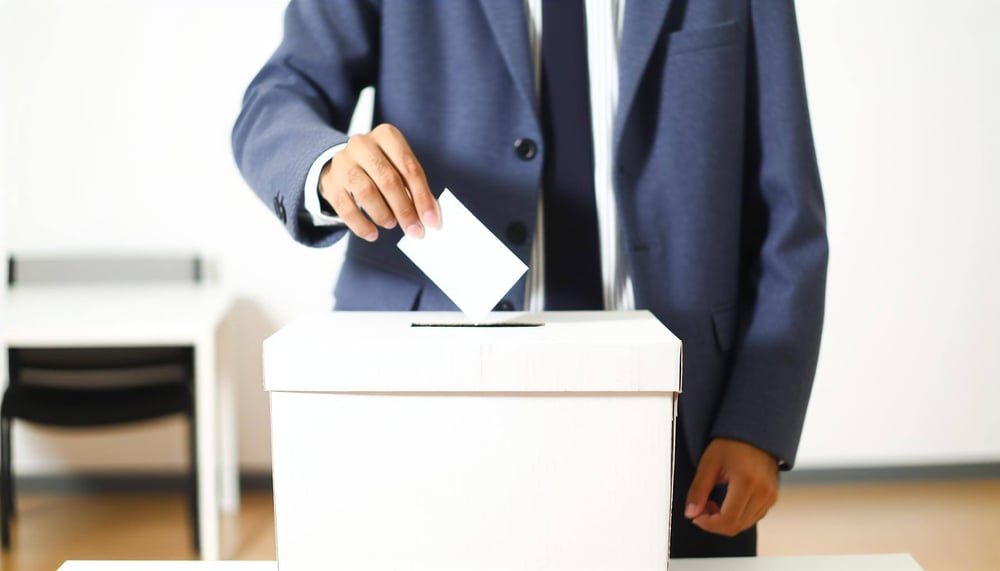 Bild eines Arbeitnehmers, der einen Stimmzettel in eine Wahlurne wirft