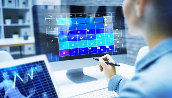 Schicht Modell Definition 24 Stunden Betrieb: Arbeitskalender mit gekennzeichneten Schichten, visualisiert durch farblich unterschiedliche Schichtzeiten wie Früh, Spät und Nachtschicht.