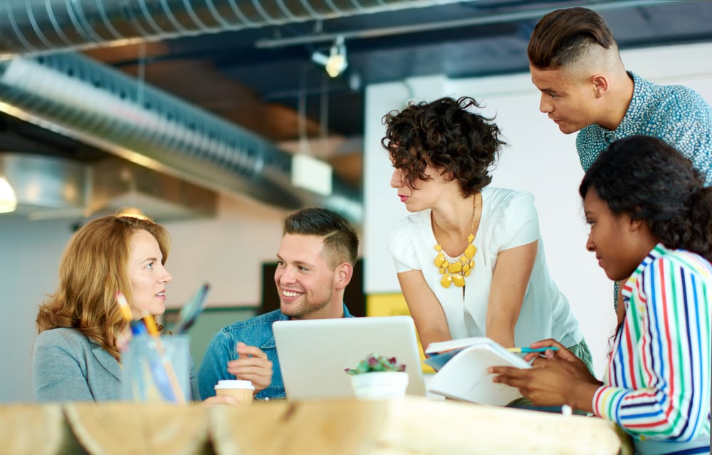 Büroteam bei einem Brainstorming, Zeichen für positives Betriebsklima.