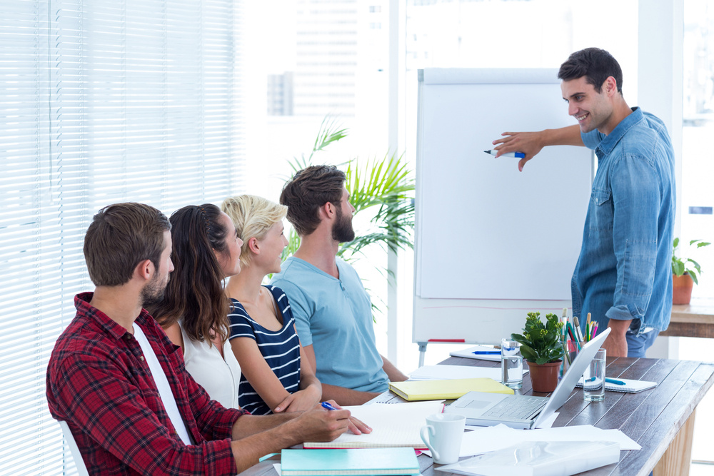  gerente parado frente a un grupo de empleados y dando una presentación