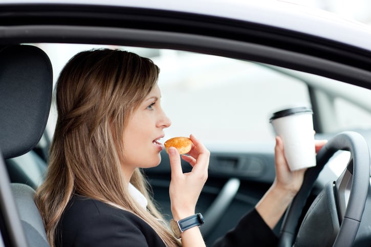 Empleado disfrutando de un coche de empresa como parte de su salario en especie