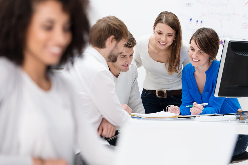 Gruppe von Fachleuten diskutiert Workforce Management-Trends und -Lösungen.