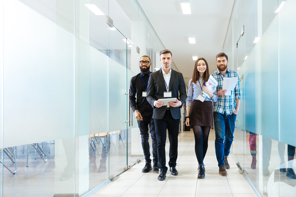 Un grupo de empleados felices en un lugar de trabajo.