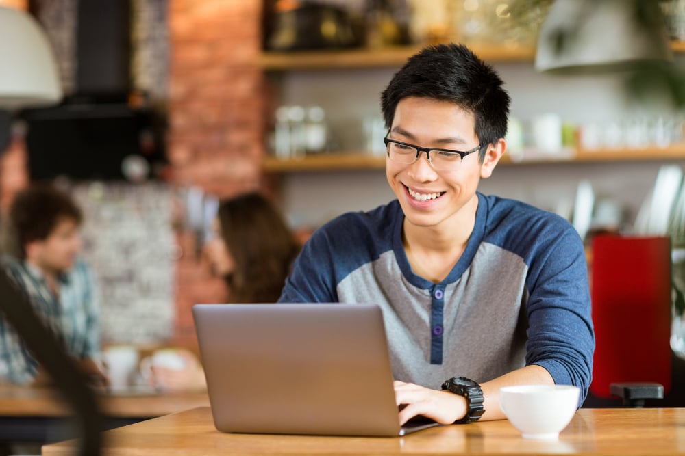 Bewerber sendet seinen Personalfragebogen online.