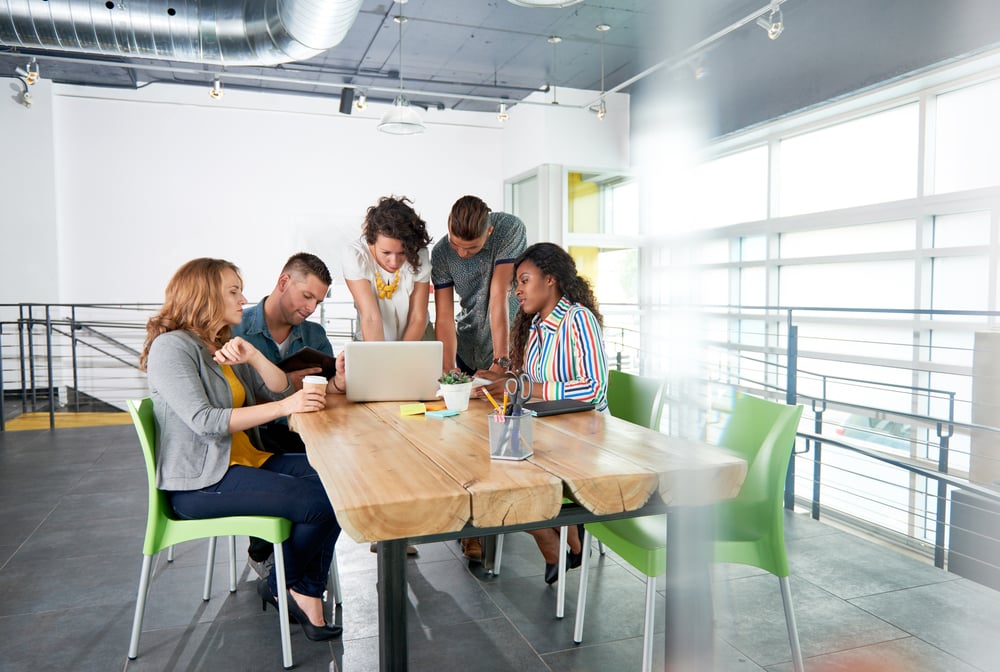 Team diskutiert über digitale Transformation im Kontext von Arbeit 4.0.