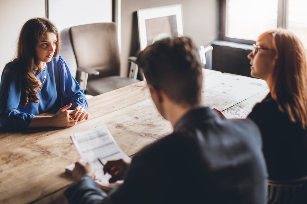 Führungskraft führt Interviewtechniken in einem Meetingraum durch