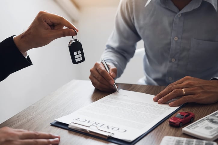 Empleado firmando su contrato por un coche de empresa