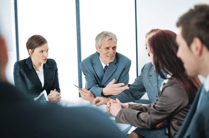 líder carismático motivando a su equipo, representando los principios del liderazgo transformacional.