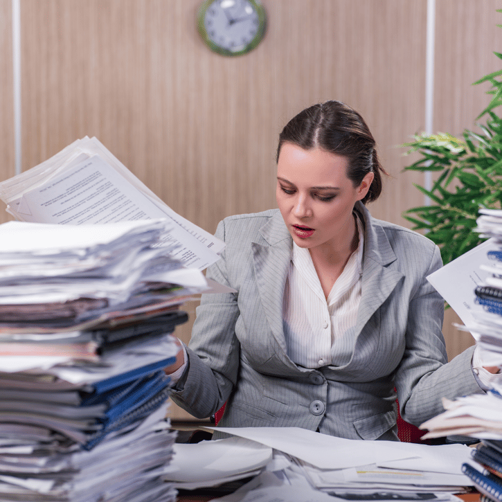 Werknemer die stress ervaart door spanning en werkdruk voor langere tijd