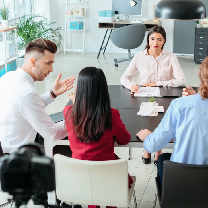 De HR afdeling bespreekt hoeveel medewerkers nodig zijn voor een bepaalde expertise