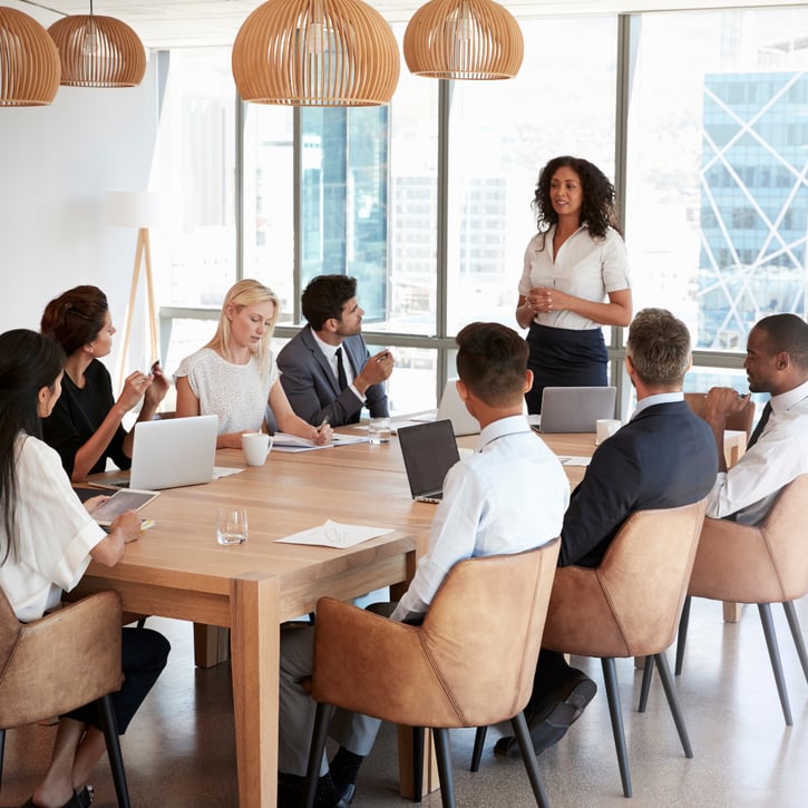 Werkgever die aan de tafel komt voor een vergadering