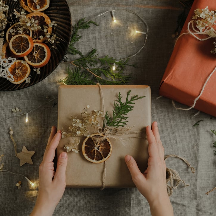 Werknemer ontvangt een kerstpakket