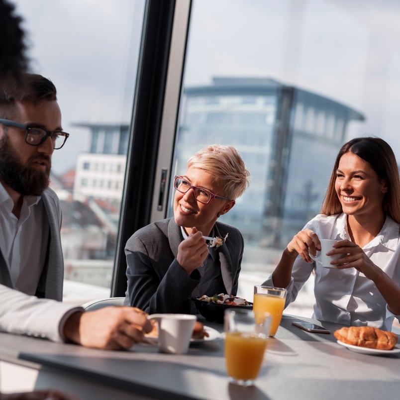 Hoe je een inclusieve en gezellige borrel op werk organiseert