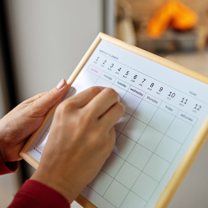 Werknemer die te wachten staat op de weekplanning