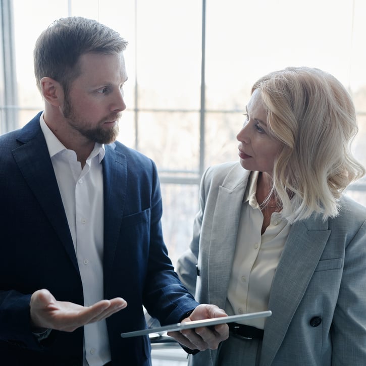 Werknemers bespreken de volgende communicatieplan