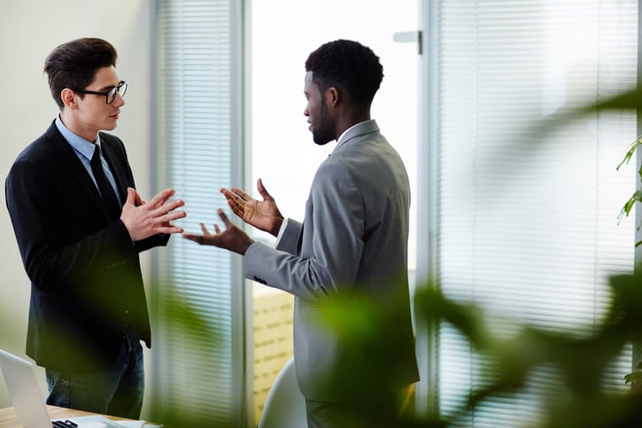 Konfliktlösung zwischen Arbeitgeber und Arbeitnehmer durch Employee Relations.