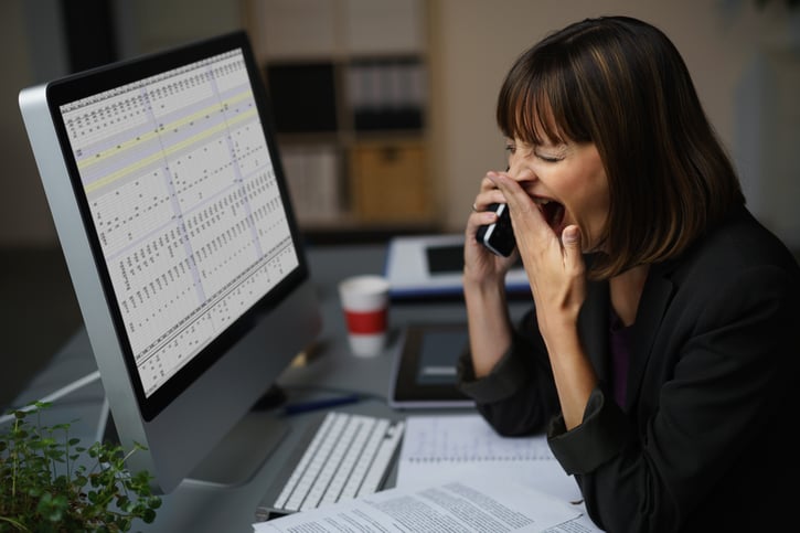 Arbeitnehmerin, die spät abends im Büro arbeitet, um Überstunden zu sammeln.