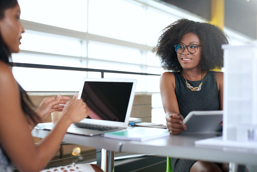 Büromitarbeiter plant Zeitausgleich für mehr Work-Life-Balance