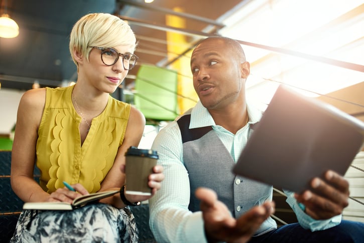 Equipo de empleados aplicando el método Kaizen para mejorar procesos empresariales.