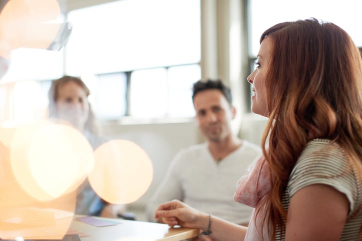 Team diskutiert 5 Schicht Modell am Arbeitsplatz, darunter auch Nachtarbeit