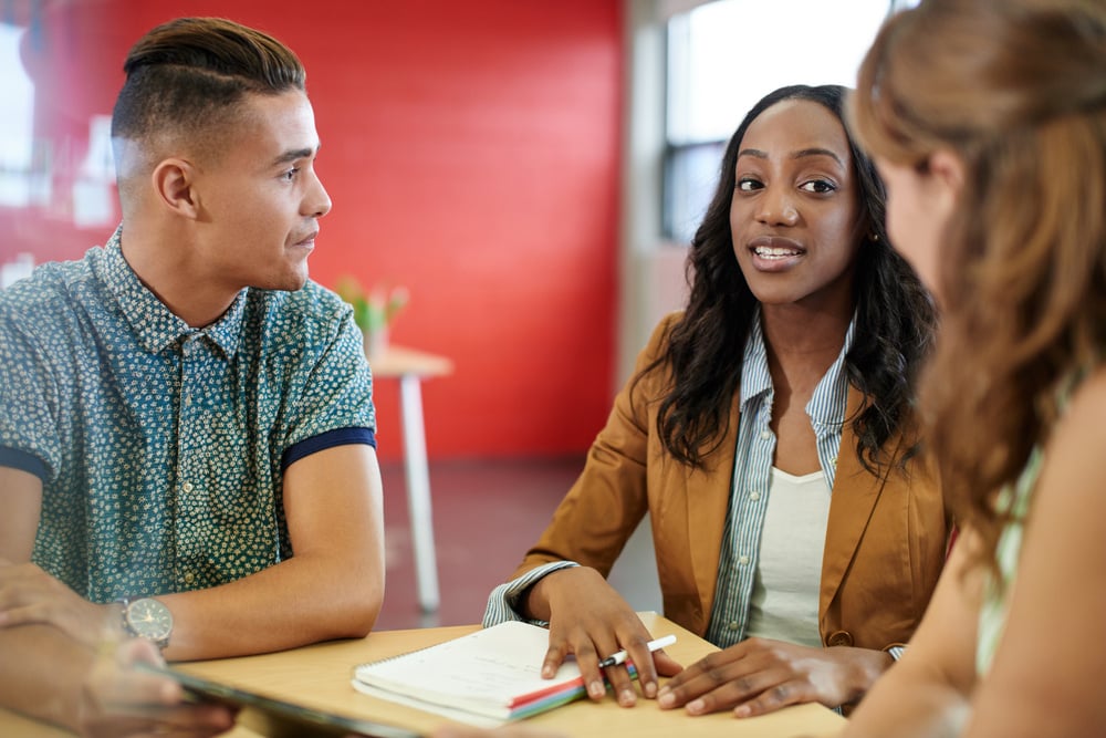 Profesionales de diferentes áreas trabajando juntos en un proyecto multidisciplinar