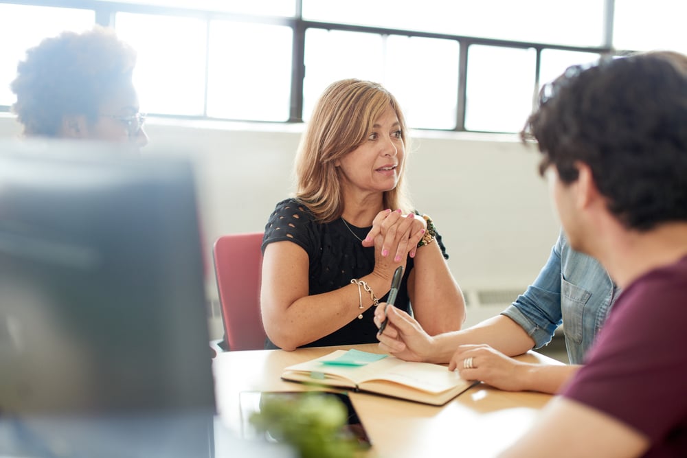 Reunión de recursos humanos discutiendo estrategias para prevenir el estrés laboral en la empresa