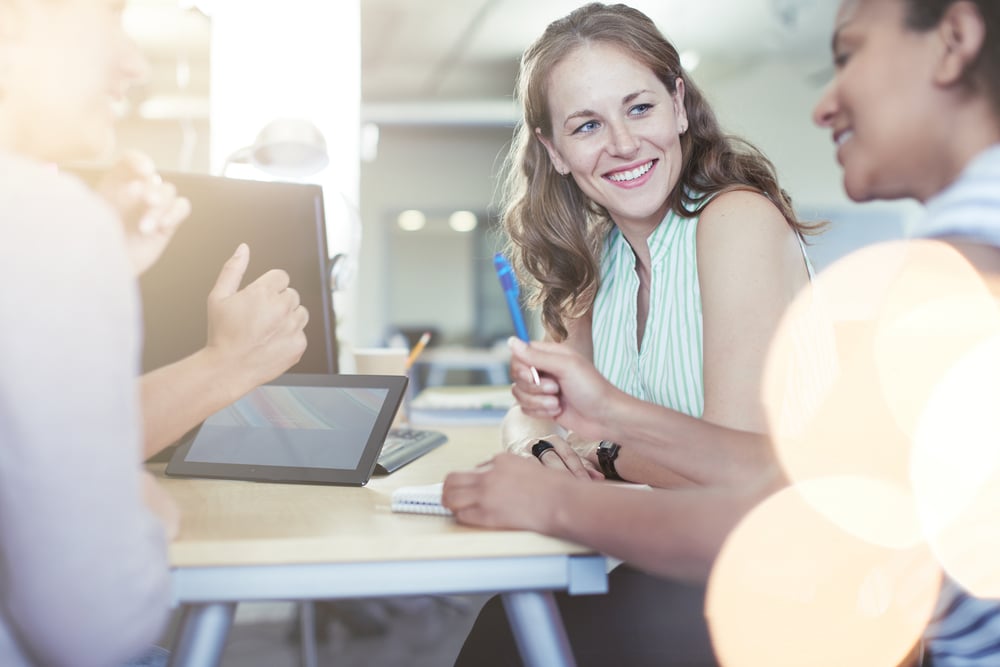 Mitarbeiter nehmen an einem Workshop teil, um Fähigkeiten für den Umgang mit organisatorischen Veränderungen zu entwickeln