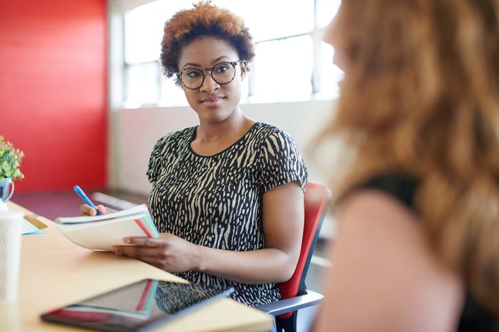 Führungskraft führt One-on-One Meeting im Büro durch - Mitarbeitergespräche