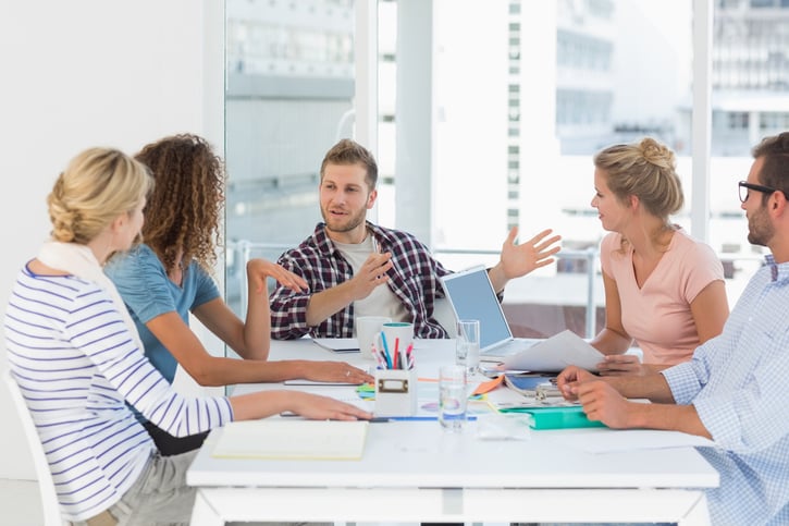 Empleados participando en una capacitación de reskilling en línea.