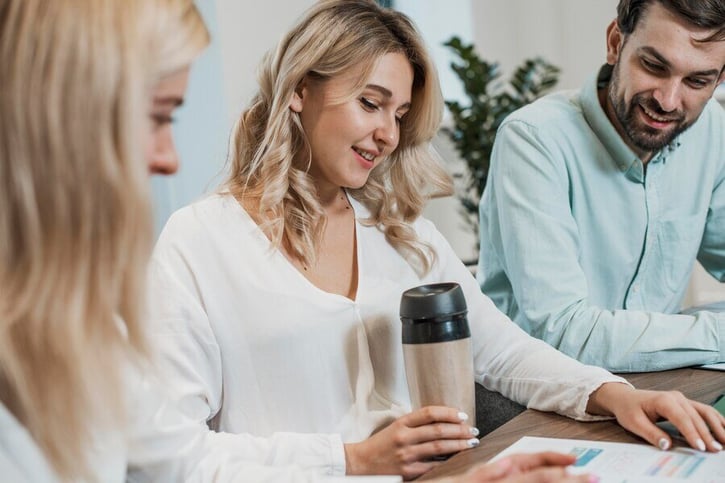 Büroangestellte diskutieren den Urlaubsverfall am Jahresende