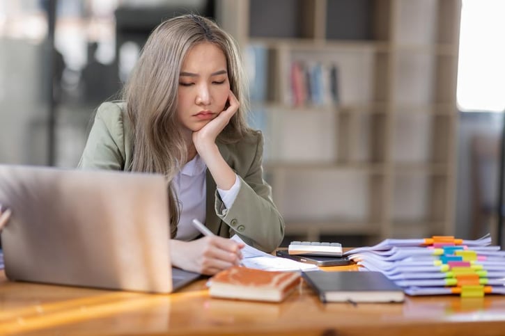 Un empleada mostrando signos de insatisfacción en su espacio de trabajo.