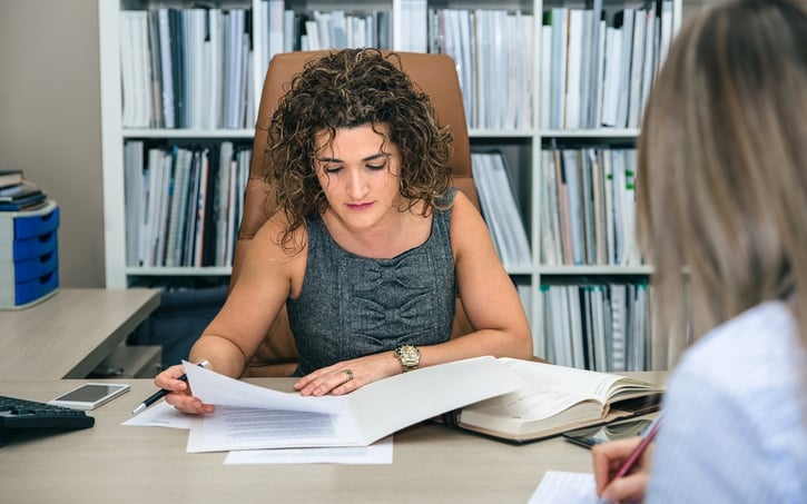 Empleador y trabajador revisando las condiciones de una novación de contrato