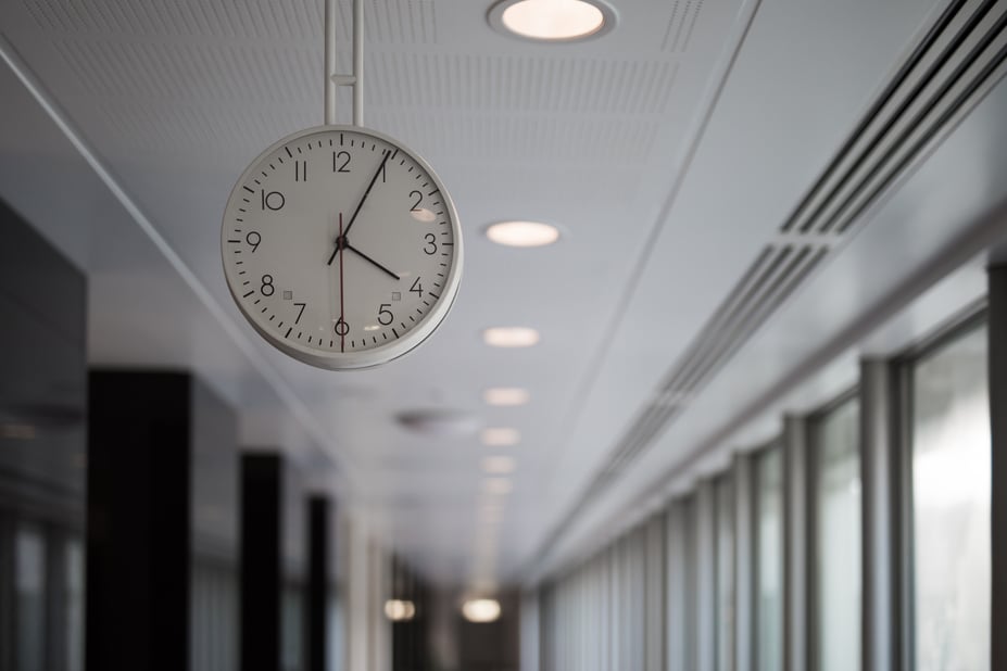 reloj en el pasillo de la oficina