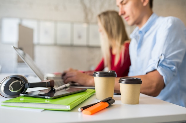 Neue Trends '23/24: Coffee Badging vs. Präsenzpflicht im Büro