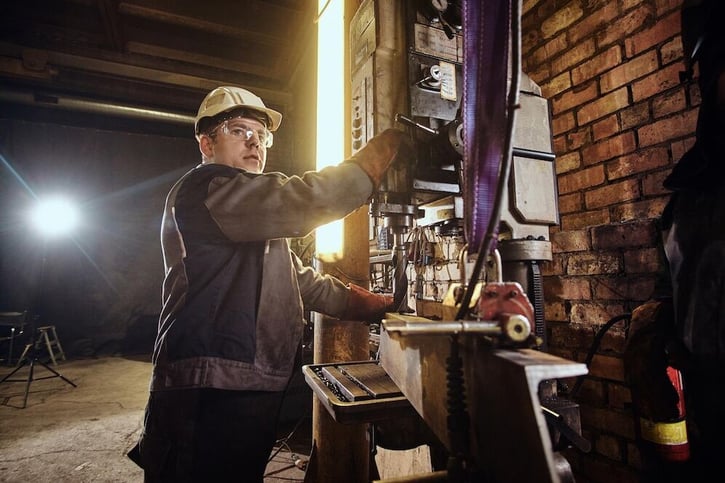 Mitarbeiter bei der Nachtschicht im Industriebetrieb - Arbeitsplatz