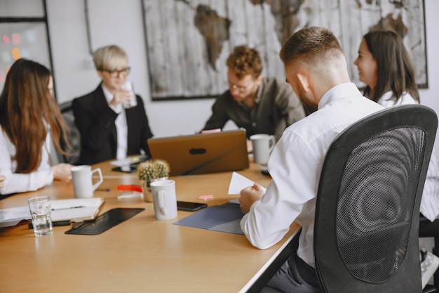 Foto eines Meetings zur Besprechung der Personalstruktur