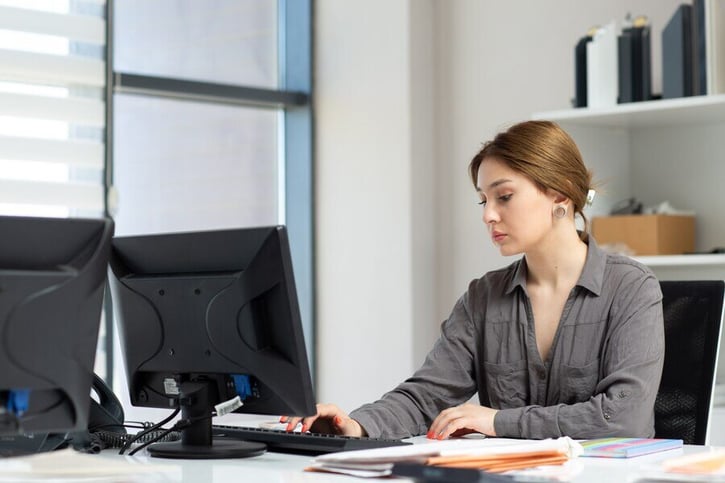 Krankenstand: Arbeitnehmer analysiert Daten zur Fehlzeitenquote am Computer.