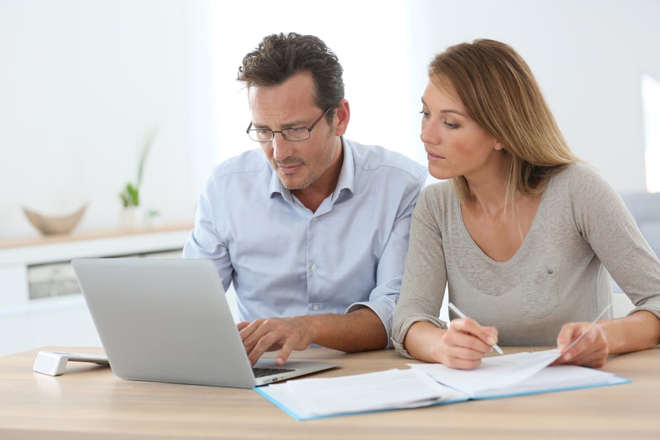 empleador revisando la nueva ley de familias en oficina