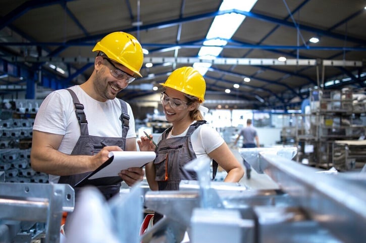 Mitarbeiter bei der Arbeit im Kontischichtsystem in einer modernen Fabrik