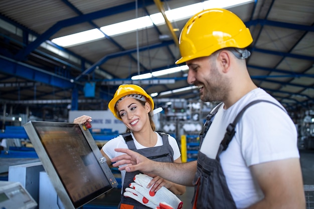 fabrikarbeiter-erklaert-dem-auszubildenden-wie-industriemaschinen-mit-neuer-software-auf-einem-touchscreen-computer-zu-bedienen-sind_342744-227[1]