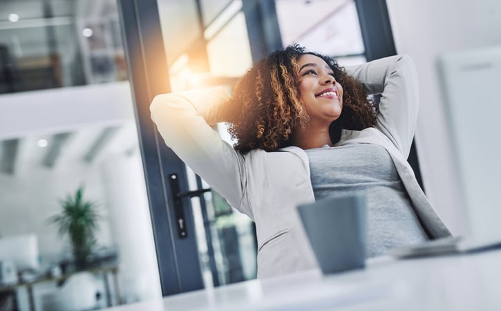 trabajador disfrutando de un descanso durante una jornada partida, destacando el equilibrio entre trabajo y vida personal.