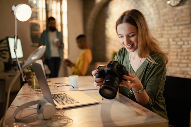 Gig-Work in der Kreativbranche: Fotograf bei der Arbeit