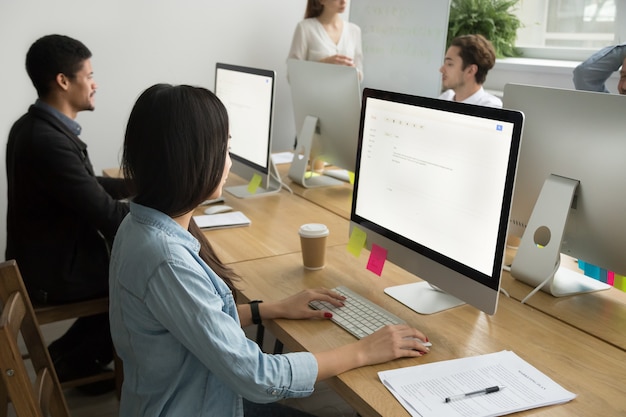 Professionelles Büro-Setup mit einer Abwesenheitsnotiz Vorlage auf dem Bildschirm