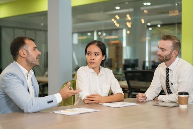 Mitarbeiter besprechen ESOP-Vorteile im Büro