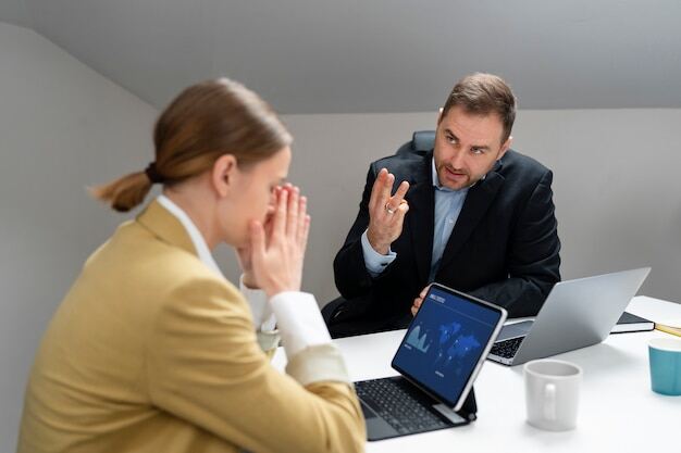 Arbeitgeber übergibt einem Mitarbeiter eine Verwarnung.