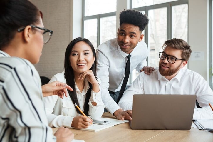 Mitarbeiter diskutieren über Gewaltprävention auf der Arbeit.