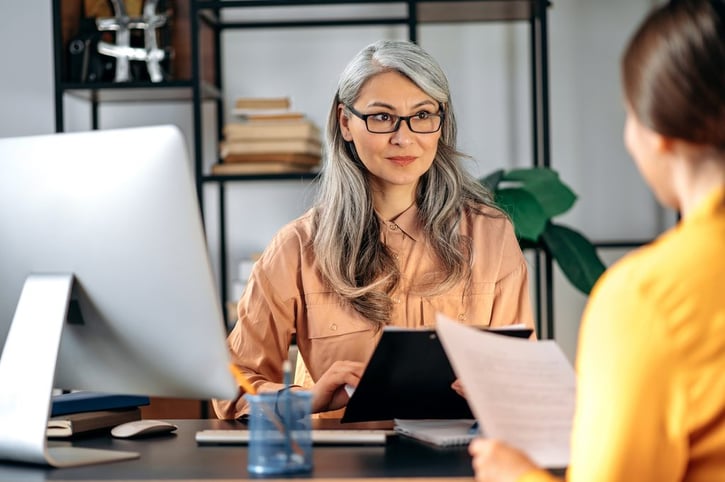 Gerente de recursos humanos trabajando en colaboración, representando una gestión eficiente del personal.