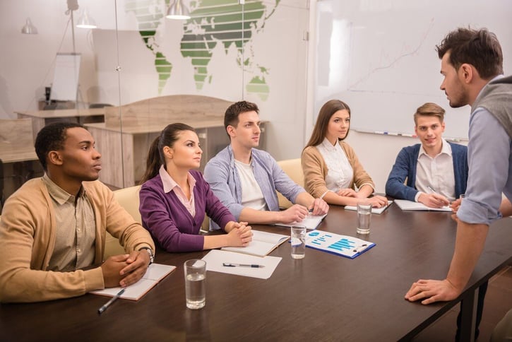 Candidatos participando en una dinámica de grupo durante una entrevista grupal en la oficina.